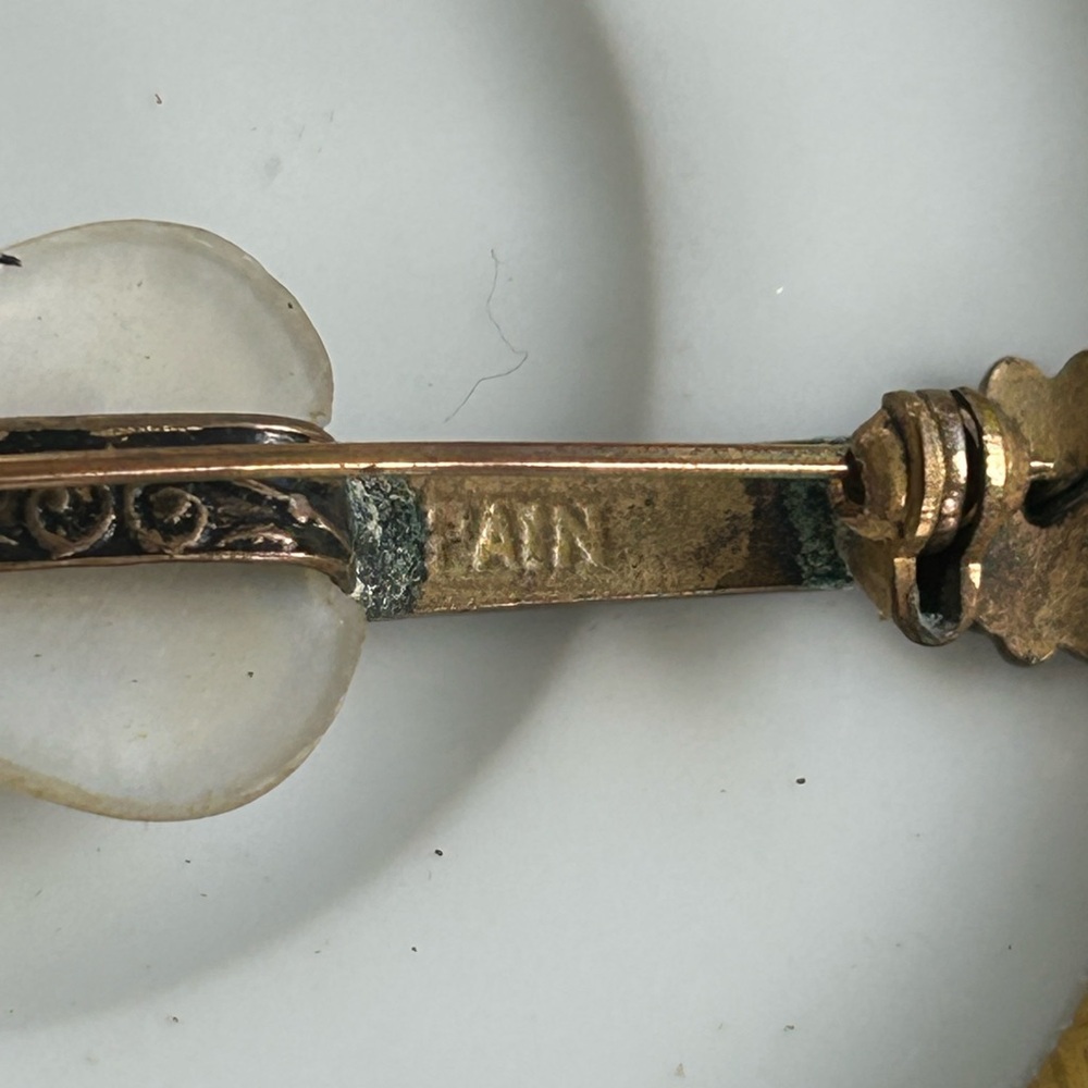 Vintage Gold and Mother-of-Pearl Guitar Brooch - Picture 4 of 7